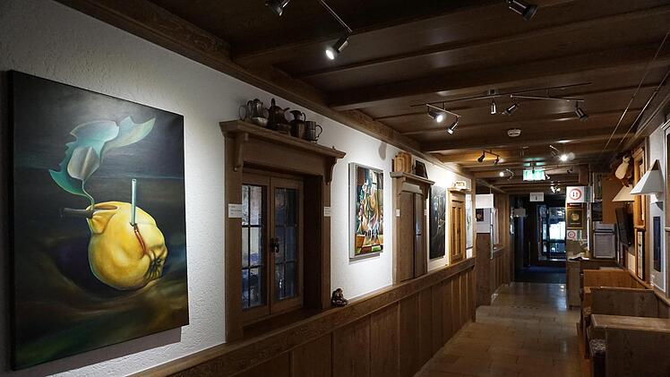 Kunst ohne Betrachter in einer Gaststätte  ohne Besucher: Die Bilder von Rüdiger Mühlnickel im Berggasthof  Hötzelein,  links das Bild "Quitte" privat