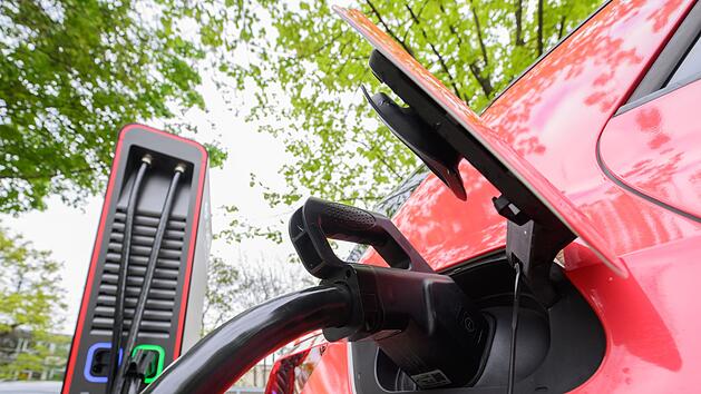Nachhaltige Elektroautos und E-Bikes: Darauf musst du beim Kauf achten