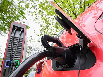 Nachhaltige Elektroautos und E-Bikes: Darauf musst du beim Kauf achten