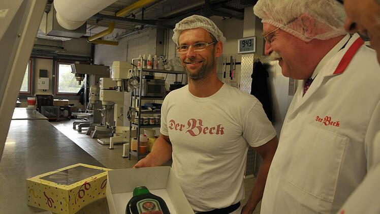 Beim "Beck" gibt es auch Einzelanfertigungen: Konditormeister Alexander Hausner (l.) zeigt Wirtschaftsminister Martin Zeil eine außergewöhnliche Torte.