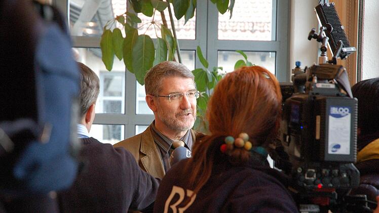 ndrat Michael Busch von Kameras umringt. Dass der Landkreis Coburg durch sein beharrliches Festhalten an einer Baumaßnahme den NPD-Bundesparteitag verhinderte, stieß auf breites Medieninteresse. Foto: Rainer Lutz