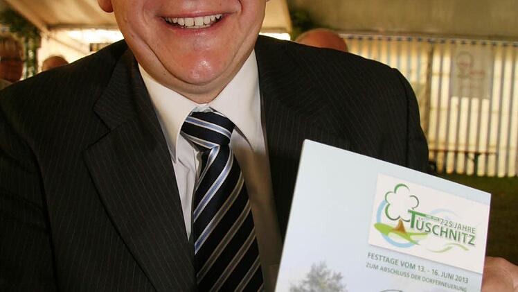 Bernd Rebhan, Vorsitzender des Festausschusses, hat die 100-seitige Festschrift zusammengestellt. Die Ortschronik zu verfassen war Schritt eins der Dorferneuerung, doch dann bekam Tüschnitz sein eigenes Dorferneuerungsprogramm mit Gesamtinvestitionen in Höhe von 1,7 Millionen Euro.