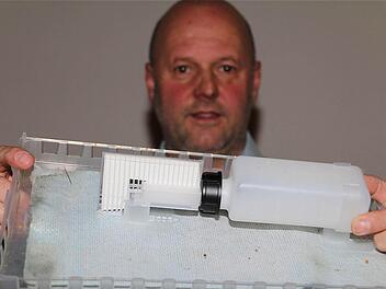 "Bienendoktor" Matthias Kleinhenz erklärt, wie ein Nassenheider Verdunster funktioniert. Fotos: Gerd Schaar