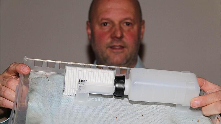 "Bienendoktor" Matthias Kleinhenz erklärt, wie ein Nassenheider Verdunster funktioniert. Fotos: Gerd Schaar