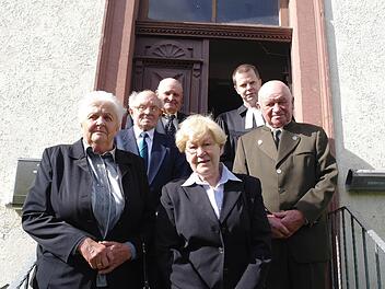 Zur eisernen Konfirmation trafen sich nach 65 Jahren wieder: (vorne, von links): Hildegard Nikolai, Margarethe Roth; (Mitte, von links): Erich Keßler, Walter Oster; (hinten, von links): Leonhard Günther und Pfarrer Thomas Braun. Foto: Stephanie Elm