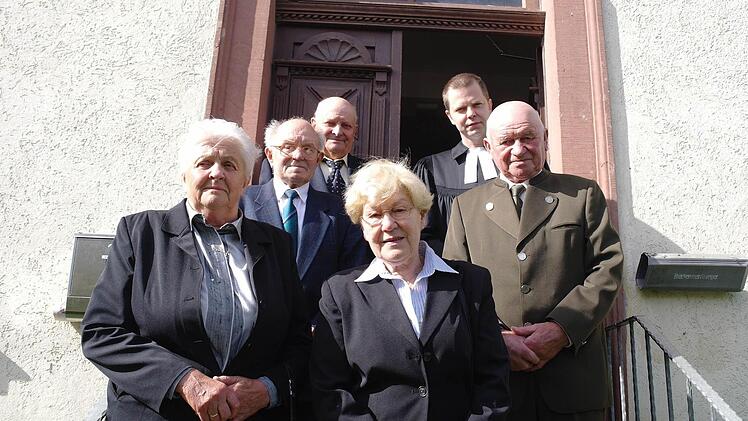 Zur eisernen Konfirmation trafen sich nach 65 Jahren wieder: (vorne, von links): Hildegard Nikolai, Margarethe Roth; (Mitte, von links): Erich Keßler, Walter Oster; (hinten, von links): Leonhard Günther und Pfarrer Thomas Braun. Foto: Stephanie Elm