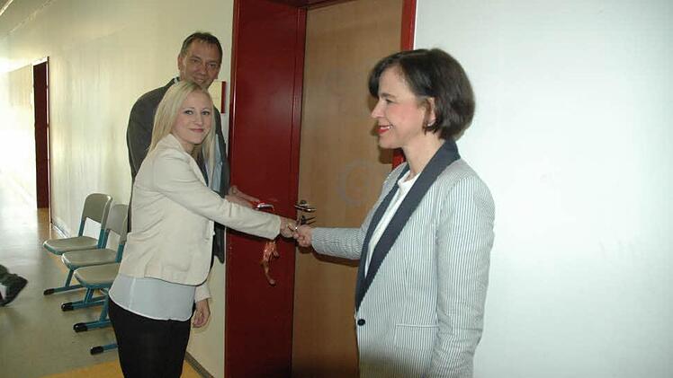 Der ehemalige Realschüler der CO I, Coburgs Dritter Bürgermeister Thomas Nowak, Schülersprecherin Julia Pietschmann und die Rektorin der CO I, Susanne Carl, durchschnitten gemeinsam das Band zum neuen SMV-Raum. Foto: Edwin Meißinger