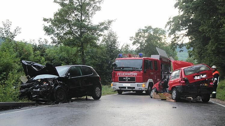Zwischen Zeegendorf und Teuchatz im Landkreis Bamberg hat sich ein schwerer Autounfall ereignet. Bei einem Frontalzusammenstoß ist eine Person nach Angaben der Rettungskräfte lebensgefährlich verletzt worden. Der Rettungshubschrauber war im Einsatz. Foto: Ferdinand Merzbach