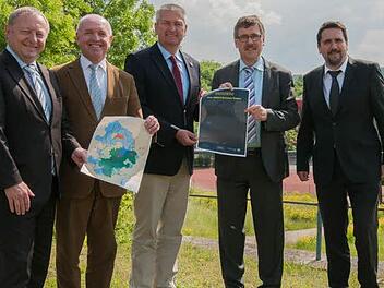 Die Arge Rhön den Antrag auf Anerkennung als internationaler Sternenpark gestellt gestellt. Darüber freuen sich die Landräte der fünf Rhönlandkreise Thomas Bold (Bad Kissingen), Thomas Habermann (Rhön-Grabfeld), Bernd Woide (Fulda), Reinhard Krebs (Wartburgkreis) und Peter Heimrich (Schmalkalden-Meiningen).  Foto: Thomas Lemke