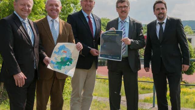 Die Arge Rhön den Antrag auf Anerkennung als internationaler Sternenpark gestellt gestellt. Darüber freuen sich die Landräte der fünf Rhönlandkreise Thomas Bold (Bad Kissingen), Thomas Habermann (Rhön-Grabfeld), Bernd Woide (Fulda), Reinhard Krebs (Wartburgkreis) und Peter Heimrich (Schmalkalden-Meiningen).  Foto: Thomas Lemke