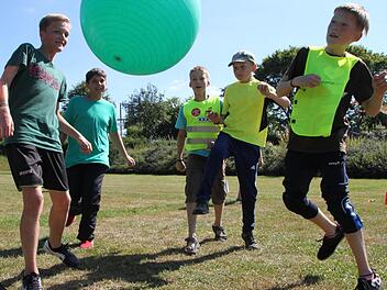 Fußball einmal anders: Die jungen Leute haben viel Spaß beim DJK-Feriencamp auf dem Volkersberg. Foto: Ulrike Müller