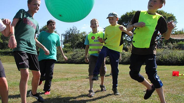 Fußball einmal anders: Die jungen Leute haben viel Spaß beim DJK-Feriencamp auf dem Volkersberg. Foto: Ulrike Müller