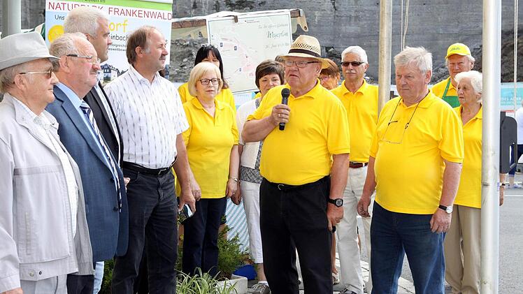 Im Beisein der Ehrengäste und Vereinsmitglieder eröffnete Peter Kratkai den "Tag der offenen Gartentür" inmitten von Ludwigsstadt. Foto: Michael Wunder