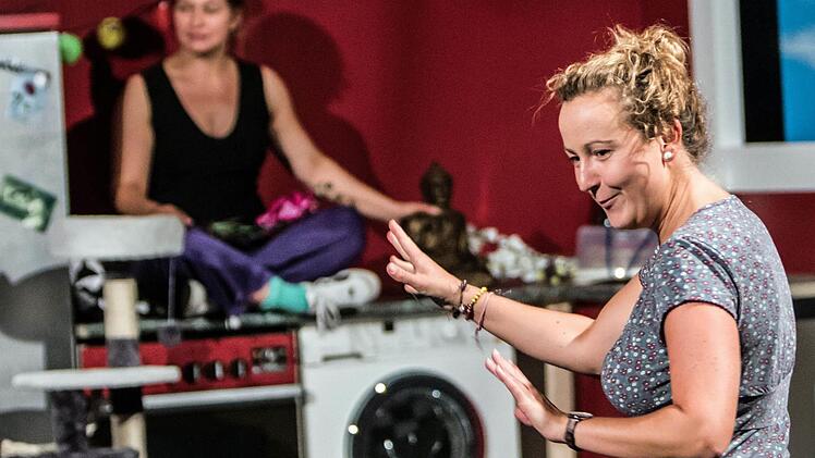 Regisseurin Mascha Pitz probt "Bin nebenan" von Ingrid Lausund in der Coburger Reithalle.Foto: Jochen Berger