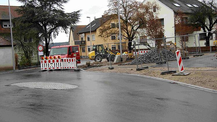 Die Qaudersteine, die auf dem Dorfplatz verbaut werden sollen, liegen schon bereit. Foto: Richard Sänger