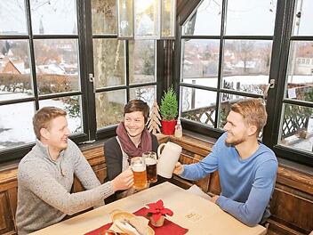 Stärke und Wärme: Auf dem Spezi-Keller war am Freitag beides zu haben. Manche tranken ihr Bier aber auch im Freien.  Fotos: RiegerPress