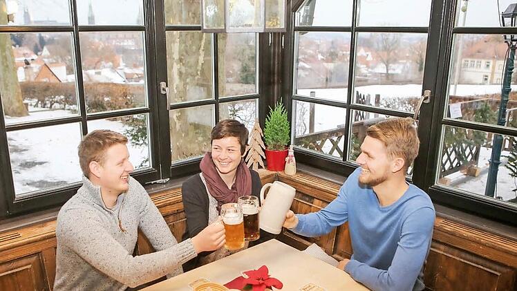 Stärke und Wärme: Auf dem Spezi-Keller war am Freitag beides zu haben. Manche tranken ihr Bier aber auch im Freien.  Fotos: RiegerPress