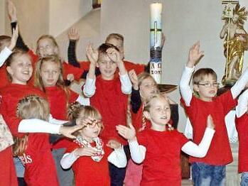 "Gottes Liebe ist so wunderbar" - die kleinen "Angels" bei ihrem Auftritt zusammen mit Chorleiterin Annegret Hümmrich. Foto: Susanne Deuerling