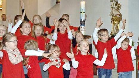 "Gottes Liebe ist so wunderbar" - die kleinen "Angels" bei ihrem Auftritt zusammen mit Chorleiterin Annegret Hümmrich. Foto: Susanne Deuerling
