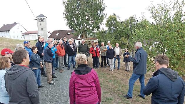 OGV-Vorsitzender Peter Mastalerz (rechts) erl&auml;uterte die nat&uuml;rliche Entwicklung von Obstgeh&ouml;lzen sowie Zusammenh&auml;nge zwischen Schnittst&auml;rke, Wachstum und Ertrag. Foto: Heike Sch&uuml;lein