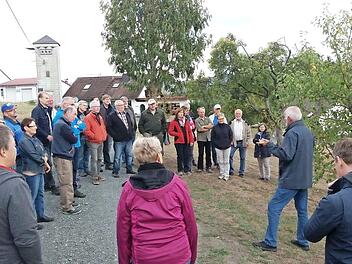 OGV-Vorsitzender Peter Mastalerz (rechts) erl&auml;uterte die nat&uuml;rliche Entwicklung von Obstgeh&ouml;lzen sowie Zusammenh&auml;nge zwischen Schnittst&auml;rke, Wachstum und Ertrag. Foto: Heike Sch&uuml;lein