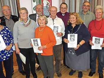 Die geehrten Mitarbeiter der Kirchengemeinden Weißenbrunn und Hummendorf (von links): Brigitte Zipfel, Herbert Spindler, Hildegard Franz, Bürgermeister Egon Herrmann, Kathi Oßmann, Günther Räther, Pfarrer Christoph Teille, Hermine Fiedler, Heinz Roth, Hannelore Frank und Peter Wietasch. Foto: Dieter Wolf