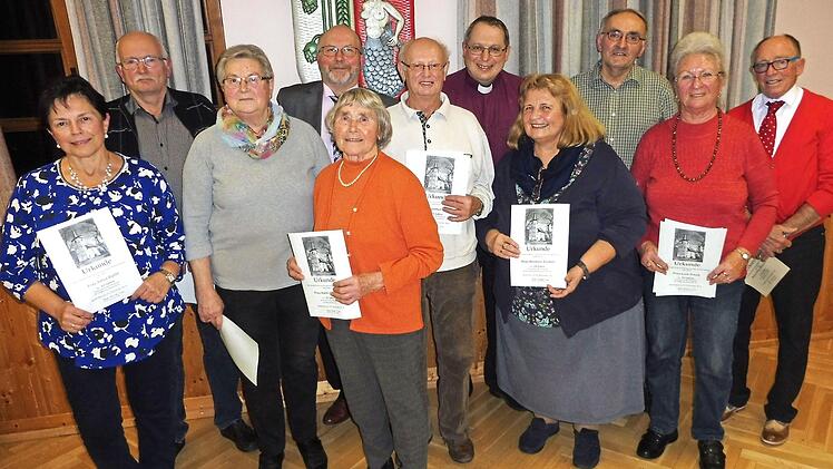 Die geehrten Mitarbeiter der Kirchengemeinden Weißenbrunn und Hummendorf (von links): Brigitte Zipfel, Herbert Spindler, Hildegard Franz, Bürgermeister Egon Herrmann, Kathi Oßmann, Günther Räther, Pfarrer Christoph Teille, Hermine Fiedler, Heinz Roth, Hannelore Frank und Peter Wietasch. Foto: Dieter Wolf