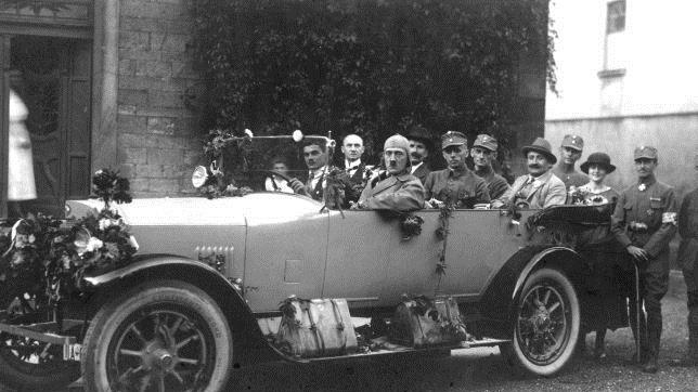 Am 15. September 1923 reiste Adolf Hitler persönlich zum "Deutschen Tag" in Hof an. Er heizte die Stimmung gegen die Juden an. In der Innenstadt wurden einige ihrer Geschäfte demoliert. Stadtarchiv Hof