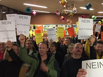 Stiller Protest: Zahlreiche Bürger wehren sich gegen den geplanten Funkmast in Schwarzach. Jürgen Gärtner