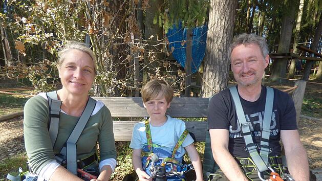 Stephanie und Michael Kickert aus Nürnberg kamen mit ihrem  achtjährigen Sohn Paul in den Kletterwald Pottenstein bei Weidenloh. Foto: Thomas Weichert