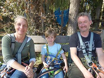 Stephanie und Michael Kickert aus Nürnberg kamen mit ihrem  achtjährigen Sohn Paul in den Kletterwald Pottenstein bei Weidenloh. Foto: Thomas Weichert