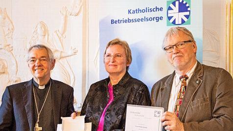Preisverleihung mit Erzbischof Ludwig Schick (l.), Christa Gerdes und Betriebsseelsorger Manfred B&ouml;hm  Foto: Annika Werner