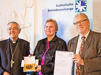 Preisverleihung mit Erzbischof Ludwig Schick (l.), Christa Gerdes und Betriebsseelsorger Manfred Böhm  Foto: Annika Werner