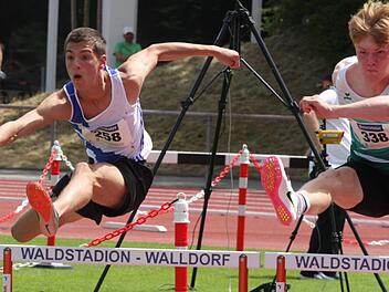 Moritz Fischer (links) vom TSV Bad Kissingen blieb bei der internationalen Jugendgala in Walldorf über die 100 Meter Hürden erstmals unter 15 Sekunden und löste damit das Ticket zur Deutschen Jugendmeisterschaft.