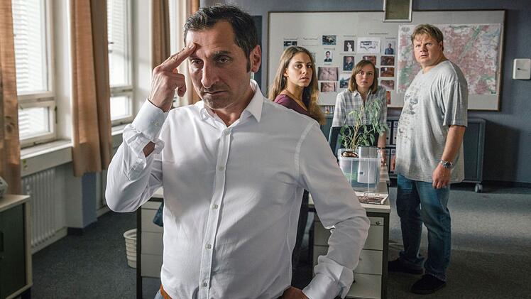 Der M&uuml;nchener Kommissar Zeki Demirbilek (Tim Seyfi, links) ermittelt mit seinen Mitarbeitern Jale Cingiz (Almila Bagriacik, zweite von links), Isabel Vierkant (Theresa Hanich) und Pius Leipold (Michael A. Grimm).