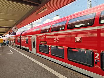 N&uuml;rnberg: Mann greift Zugbegleiterin und Fahrg&auml;ste mit Spritze an