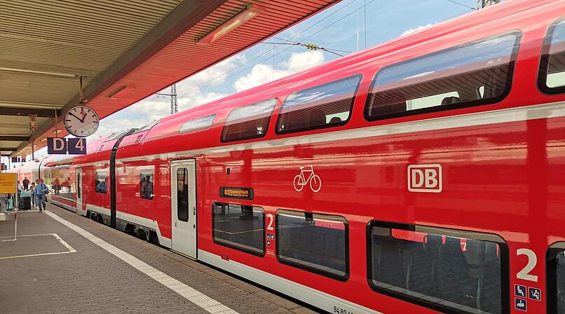 N&uuml;rnberg: Mann greift Zugbegleiterin und Fahrg&auml;ste mit Spritze an