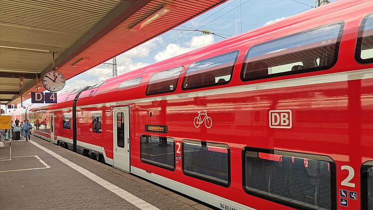 N&uuml;rnberg: Mann greift Zugbegleiterin und Fahrg&auml;ste mit Spritze an