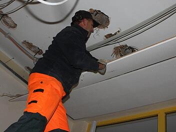 Das Wasser tropfte sogar von der Decke herunter. Alle Verschalungen müssen von den Bauhofarbeitern demontiert werden. Darunter kommt feuchtes Gebälk zum Vorschein, das noch eine alte  Strohdämmung hat.