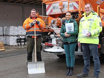 Markus Bott ist mit der Schneeschaufel gut ausgerüstet; Anita Sitte-Rudolf und Michael Krug präsentieren den neuen Flyer. Foto: Ulrike Müller
