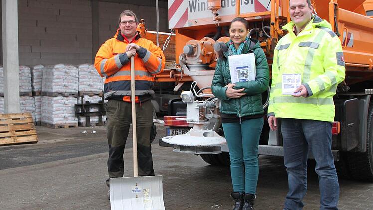 Markus Bott ist mit der Schneeschaufel gut ausgerüstet; Anita Sitte-Rudolf und Michael Krug präsentieren den neuen Flyer. Foto: Ulrike Müller