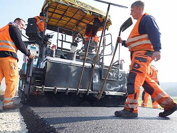 Neuer Belag: Langsam arbeitet sich die Maschine voran. Foto: Arkadius Guzy