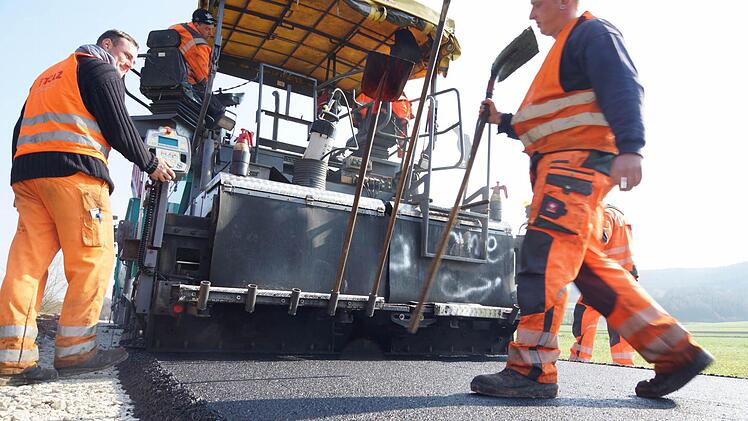 Neuer Belag: Langsam arbeitet sich die Maschine voran. Foto: Arkadius Guzy