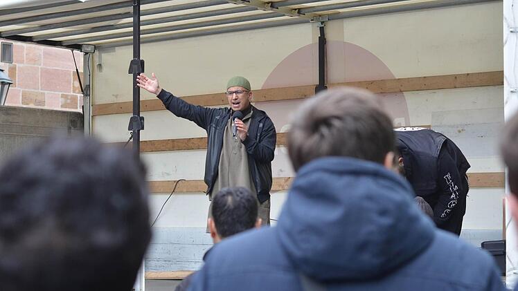 Abu Rumaisa predigt vom Paradies. Foto: Nikolas Pelke