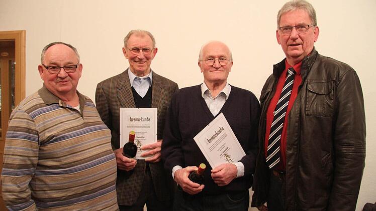 Der Vorsitzende des Imkervereins Kulmbach und Umgebung, Hermann Lochner (rechts), zeichnete Imker für ihre Treue zum Verein aus: Klaus Einsiedler ist seit vierzig Jahren beim Imkerverein Kulmbach, Ferdinand Schmidt und Otto Müller seit einem halben Jahrhundert. Foto: Sonja Adam