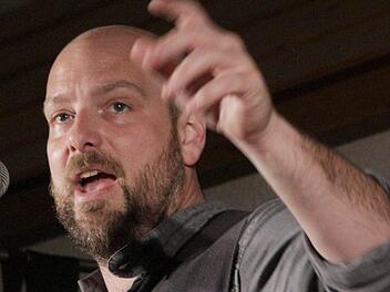 "Irgendwas stimmt nicht, irgendwas macht die Leut' damisch."   Fotos: Josef Hofbauer