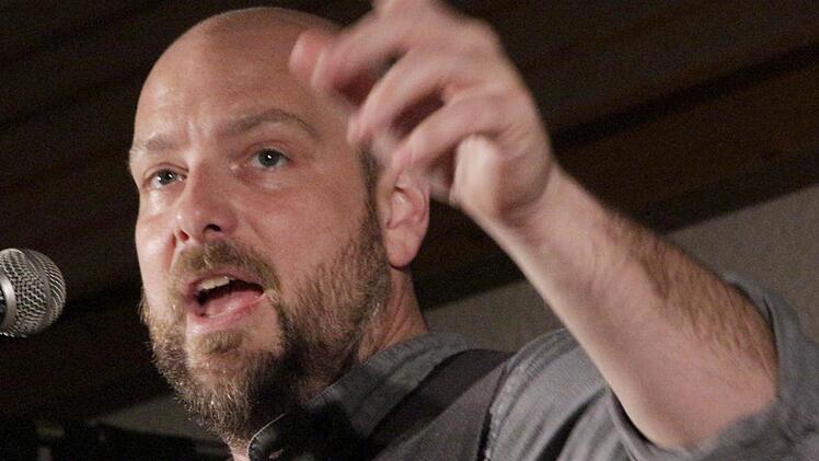 "Irgendwas stimmt nicht, irgendwas macht die Leut' damisch."   Fotos: Josef Hofbauer