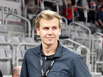 Ab und zu gibt es für Philipp Göß auch eine ruhige Minute, wie hier vor dem Champions-Cup-Spiel zu Saisonbeginn, bei dem die Beko-Bundesliga Mitveranstalter war.  Foto: sportpress