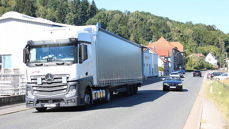 Auch dieser rumänische Lasterfahrer ignorierte die Sperrschilder in Gundelsdorf, an der Nordbrücke und bei der Abfahrt nach Ziegelerden...  Foto: Friedwald Schedel