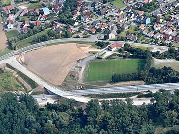 Vom früheren Hauptspielfeld des SV Zapfendorf ist aufgrund des Brückenbaus über die Bahntrasse nur noch eine braune Fläche übrig. An dieser Stelle soll aber ausreichend Raum für den neuen Sportplatz sein. Foto: Ronald Rinklef
